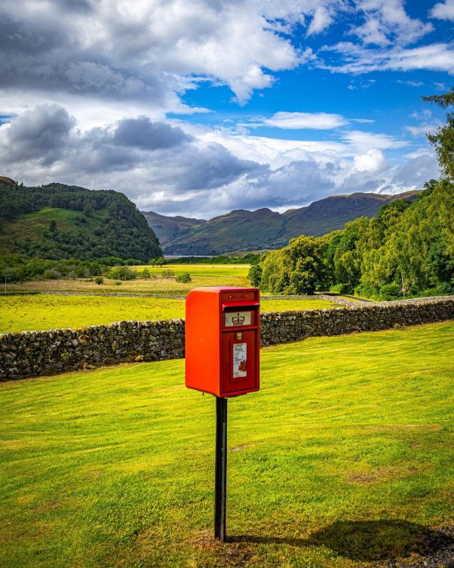 Die roten Telefonhäuschen sieht man zwar auch noch, aber was mir aufgefallen ist, sind die roten Briefkästen, die teilweise im absoluten Nirgendwo standen. 
. 
#postbox #redpostbox 
#scotland #highlands #scottishhighlands #scotlandhighlands #scotlandtravel #scotlandtrip #scotlandexplore #scotlandphotography #hiking #wandern #fernweh #wanderlust #fernwehfamily #travelphotography #travelblogger #reiseblogger #reiselust
