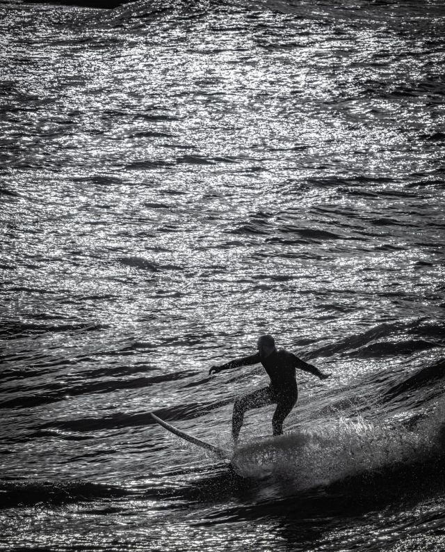 Unbekannter Surfer in La Spezia. 
.
#laspezia #surfing #surfingphotography #wellenreiten #surfer #mediterranean #mediterraneansea #liguria #ligurien #blackandwhitephotography #gegenlicht #backlit #silhouette #watersports #fernwehfamily #italien #mittelmeer #schwarzweiss #schwarzweissfotografie #wiesnernews
