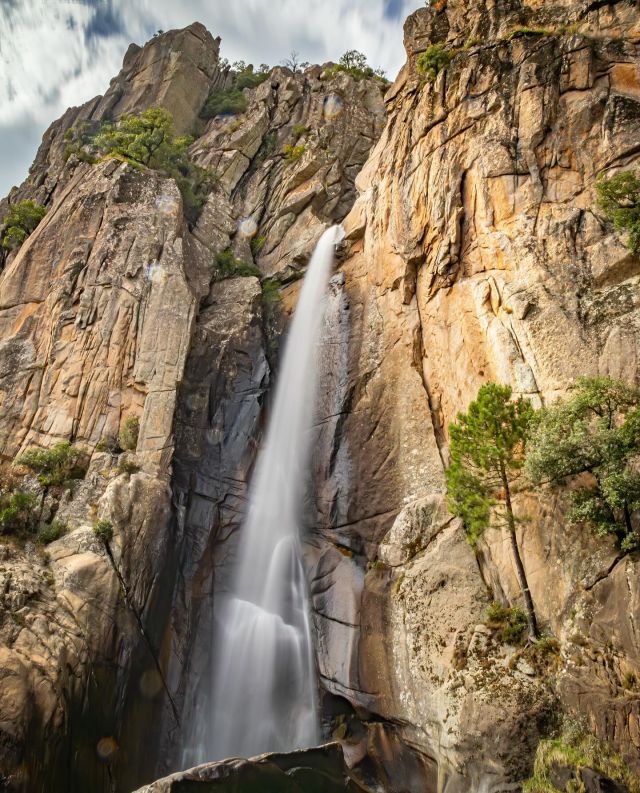 Das Ziel unser ersten Wanderung: der „Kiefernwasserfall“ mit einer Höhe von 60m. Um so nah wie möglich ranzukommen muss man schon etwas Lust auf klettern haben. Aber es lohnt sich. 
.
#wasserfall #wasserfälle #korsika #frankreich #fernweh #fernwehfamily #wandern #wanderung #draussen #reise #reiseblog #reiseblogger #reisefotografie #landschaftsfotografie #waterfall #waterfallphotography #wanderlust #hiking #travelphotography #travelblog