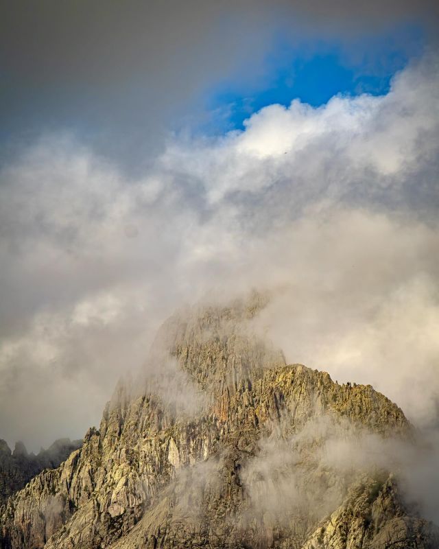 Und die Wolken, sie ziehen…
.
#clouds #abovetheclouds #mountains #mountain #gebirge #berge #wolken #wolkenhimmel #landschaft #landschaftsfotografie #landscape #landscapephotography #reise #travel #corse #corsica #korsika #fernwehfamily #reiseblog #reiseblogger
